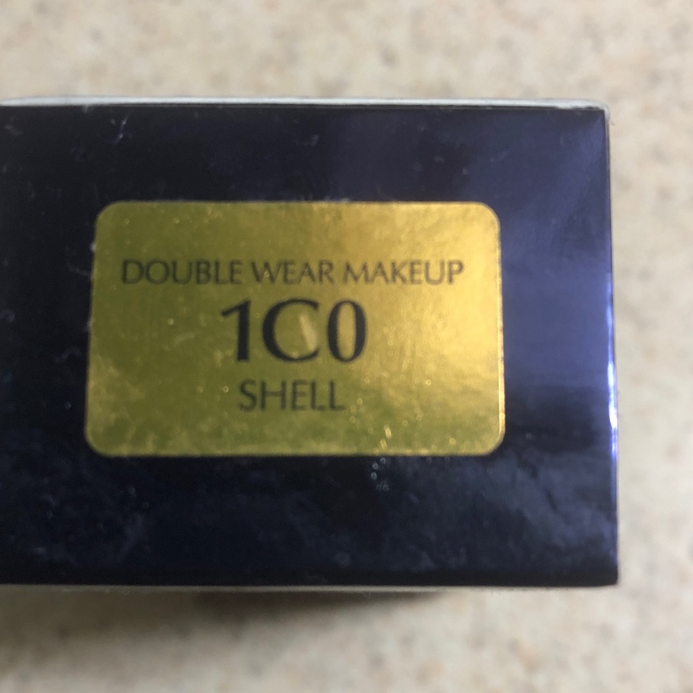 Estee Lauder Double Wear Foundation - Beige Bottle with Navy Box - Picture 5 of 7